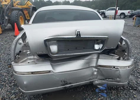 2010 Lincoln Town Car Signature Limited z USA, uszkodzony, nr VIN 2LNBL8CVXAX607074